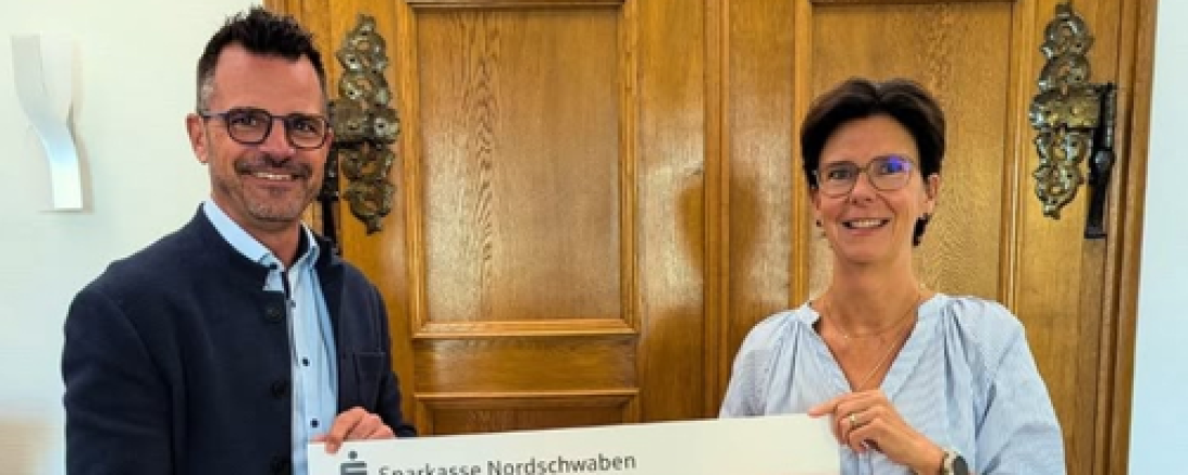 Übergabe des Spendenschecks der VSC-Handballer an OB Jürgen Sorré.