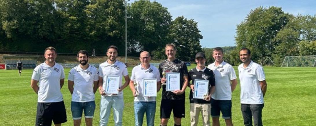 Auf dem Bild zu sehen (von links): Andreas Mertenbaur (Vorstand), Michael Meyr(Abteilungsleiter Fußball), Samuel Vaas, Marco Meyr, Anton Mertenbaur, Andreas Fröhlich, Andreas Mielich (Vorstandssprecher), Marc Müller(Vorstand). 