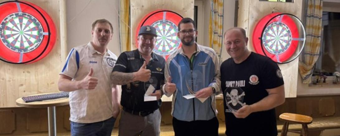 Auf dem Bild zu sehen (von links): Anton Mertenbaur( Abteilungsleiter Darts), Markus Abel, Jakob Stiegler, Petrit Skelaj.