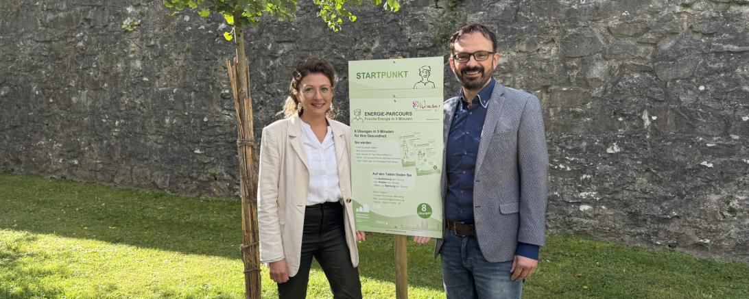 Bürgermeister Dr. Martin Drexler freut sich gemeinsam mit Initiatorin Carolin Mayer über das neue Angebot in Wemding. Der Startpunkt wurde unmittelbar an einem Ginkgo-Baum gewählt – dem Symbol für Vitalität und positive Energie.