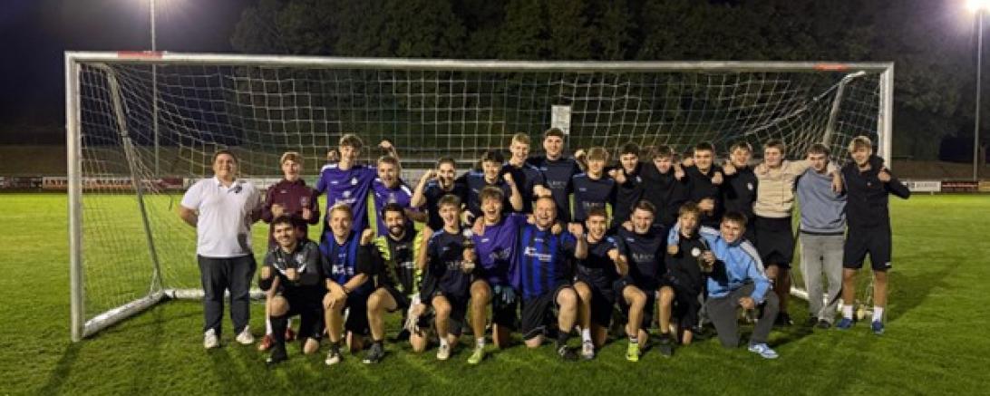 Die Gewinner des Turniers kam aus Dürrenzimmern. Ganz links im Bild ist Turnierleiter Vinzenz Eiberger. 