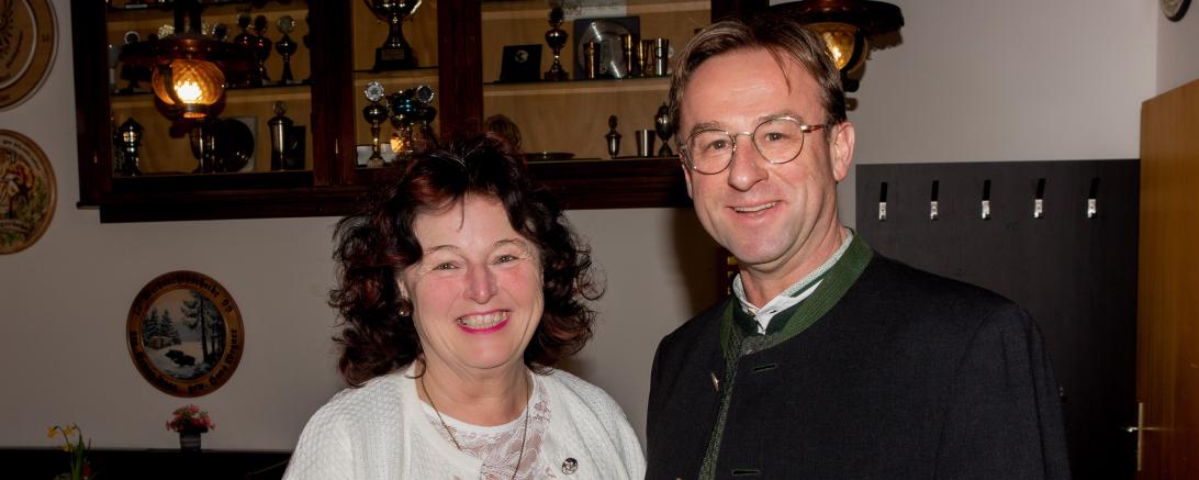 Im Rahmen der Feierlichkeiten zum 50. Geburtstag sagte Erna Dirschinger MdL Wolfgang Fackler zu, ein Benefizkonzert für soziale Einrichtungen im Landkreis zu organisieren und durchzuführen. 