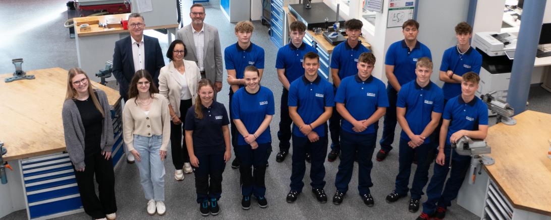 1. Reihe v.l.n.r.: Johann und Sigrid Sailer (Geschäftsführung), Stefan Schweitzer (kaufmännischer Leiter), Tatz Nico, Brunner Robin Marc, Häusler David, Neumeyer Jakob, Kleine-Brockhoff Paul. 2. Bradatsch Natasia, Olear Lena, Koltermann Elisa, Schoder Lena, Schafnitzel Marco, Schichl Jonas, Vill Robin, Schmid Lukas.