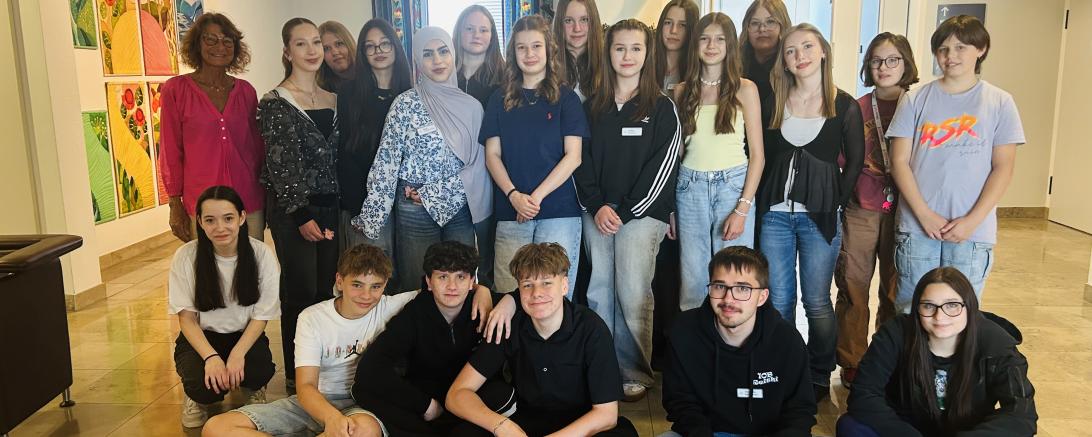 Insgesamt nahmen im Schuljahr 2024/2025 24 Schüler*innen am Wahlfach „Social Worker“ teil. Auf dem Bild zu sehen ist ein Teil der Gruppe mit Lehrerin Manuela Feichtinger (hinten links).