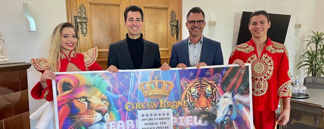 Die Eintrittskarten nahm Oberbürgermeister Jürgen Sorré in Empfang.  