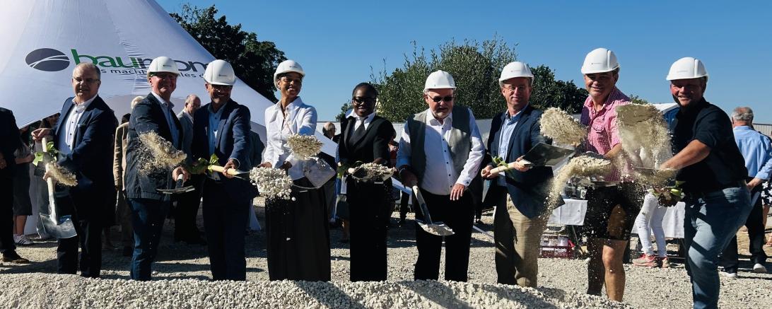 Spatenstich für das neue Radiologicum: Das Bild zeigt Dr. Julia Dikoupolus (mitte) beim symbolischen Spatenstich mit ihren Ehrengästen. 