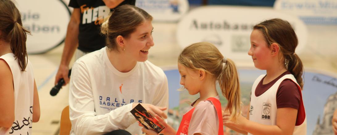WNBA-Spielerin Luisa Geiselsöder war am Montag in Nördlingen für viele Mädchen ein "echter Star zum Anfassen". 