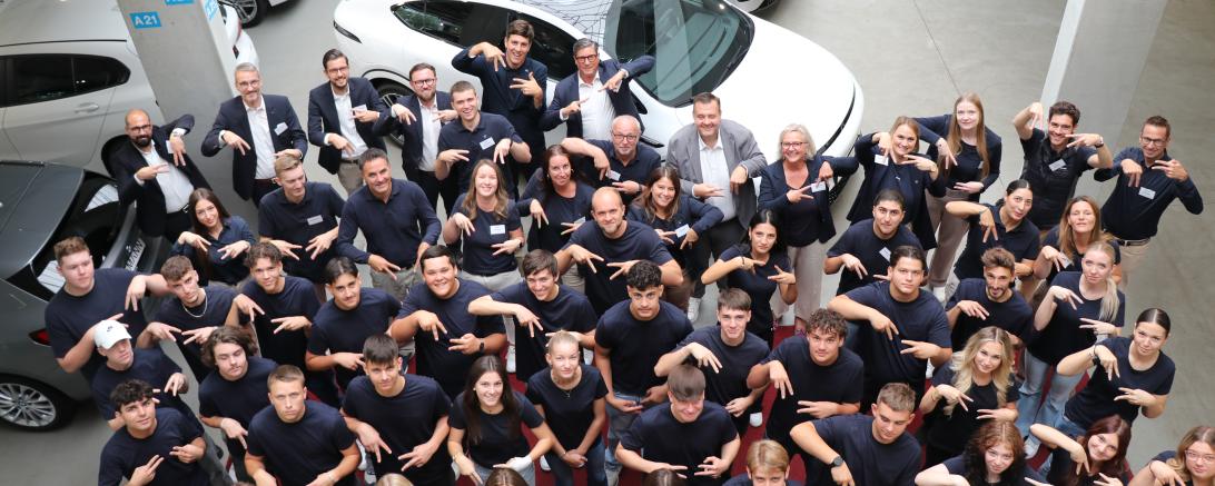 Bei Hofmann Automobile haben am 1. September 2025 insgesamt 37 neue Auszubildende ihre berufliche Laufbahn begonnen. Die Nachwuchskräfte verteilen sich auf alle Standorte der Unternehmensgruppe und starten in fünf unterschiedlichen Ausbildungsberufen.