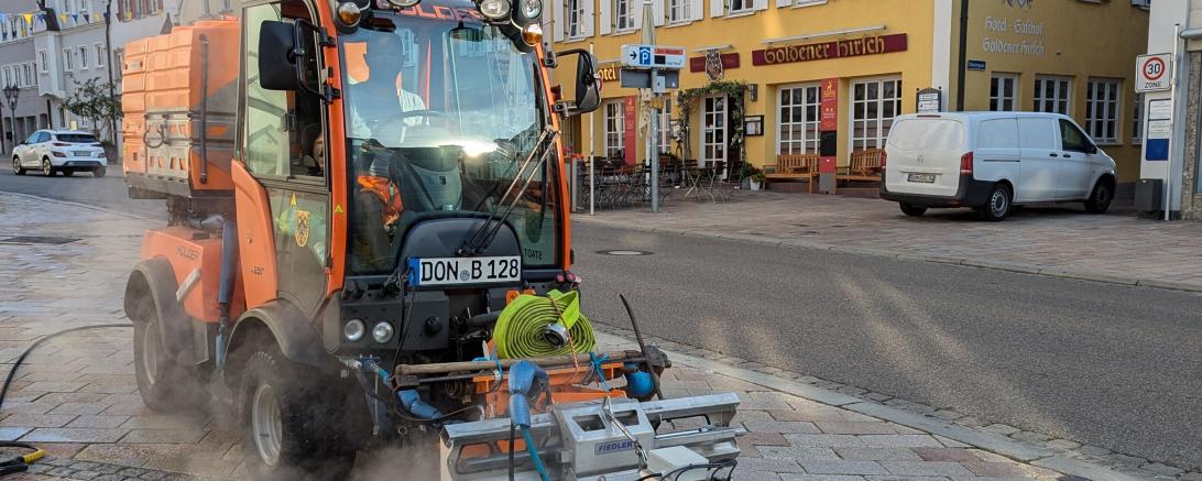 Mit Spezialfahrzeugen wird das heiße Wasser auf das Unkraut gesprüht. 