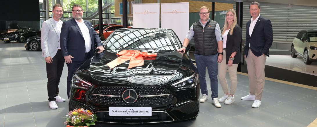 V.l.: Markus Eichenseer (Geschäftsführender Vorstand des Gewinnsparvereins), Thomas Walter (Kundenberater Raiffeisen-Volksbank Donauwörth eG), der Gewinner Daniel Kaufmann und seine Begleitung Nina Schmidt sowie Michael Hünecke (Verkaufsleiter PKW-Neufahrzeuge, Mercedes Benz).