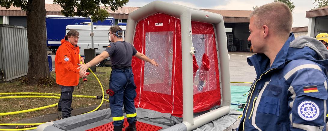 Die Helfer werden nach dem Einsatz dekontaminiert.