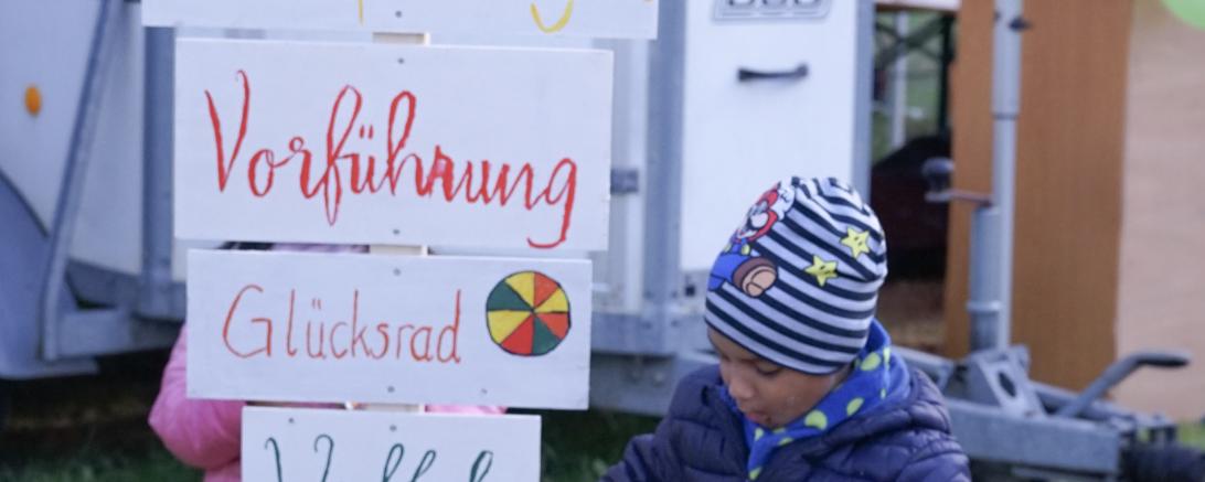 Zwischen 13:00 und 17:30 Uhr werden verschiedene Spiele für Kinder, Kinderschminken, ein Glücksrad mit tollen Preisen, Ponyreiten, Waffeln und Zuckerwatte angeboten. Im Imbiss wird für das leibliche Wohl gesorgt.