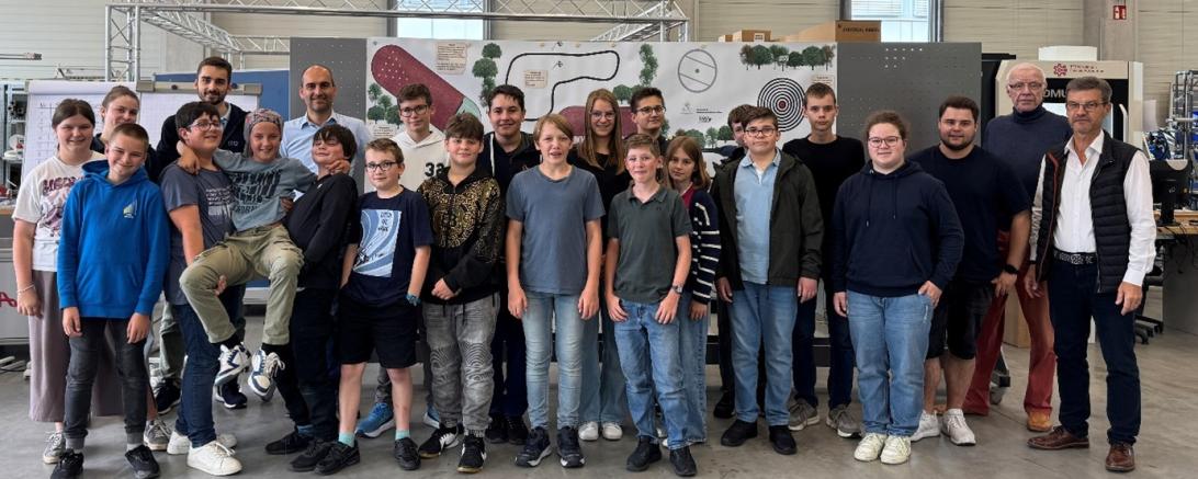 Teilnehmende der Robolympics 2025 am Technologie Centrum Westbayern – Teams aus vier regionalen Schulen zeigten ihr Können mit LEGO-Robotern.