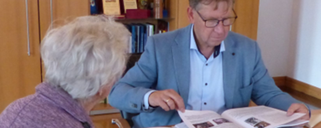 Frau Schäble und Landrat Herr Stefan Rößle bei der Übergabe der Zeitdokumente.