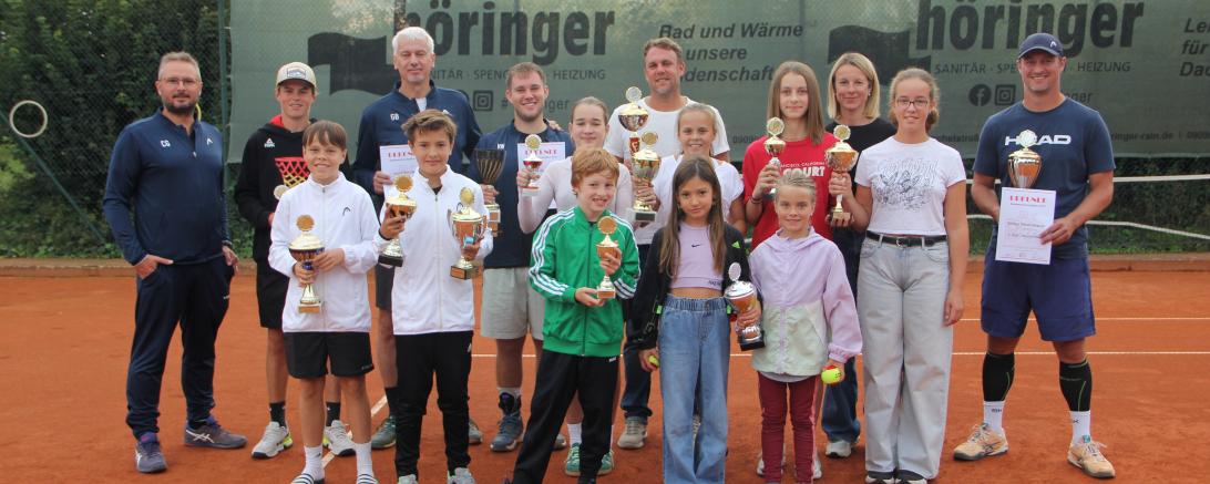 Das Foto zeigt (hinten von links): Sportwart Christian Glashauser, Tonio Stirnweiß, Vorsitzenden Gerd Böttcher, Vinzenz Nitsche, Michael Schmid, Jugendwartin Sabine Niedermayer, Stefan Niedermayer, 2. Reihe: Elias Mayr, Luis Huber, Carlotta van Malland, Leni Mayr, Kim Kleemann, Felicitas Sauer. Vorne: Jakob Niedermayer, Mila Schmidkunst und Pia Stemmer. 