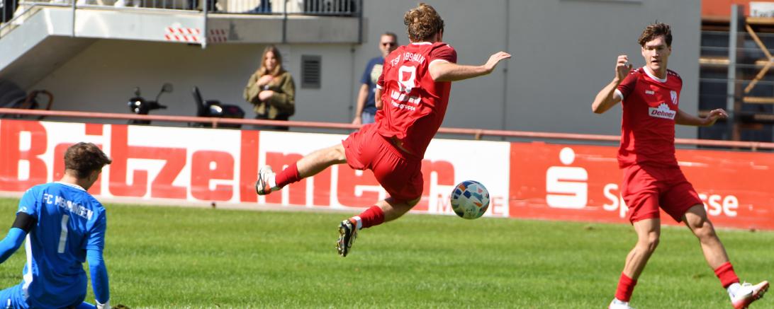 Dennis Lechner wird vom Torwart gefoult, den Abpraller schießt Adam ins leere Tor.