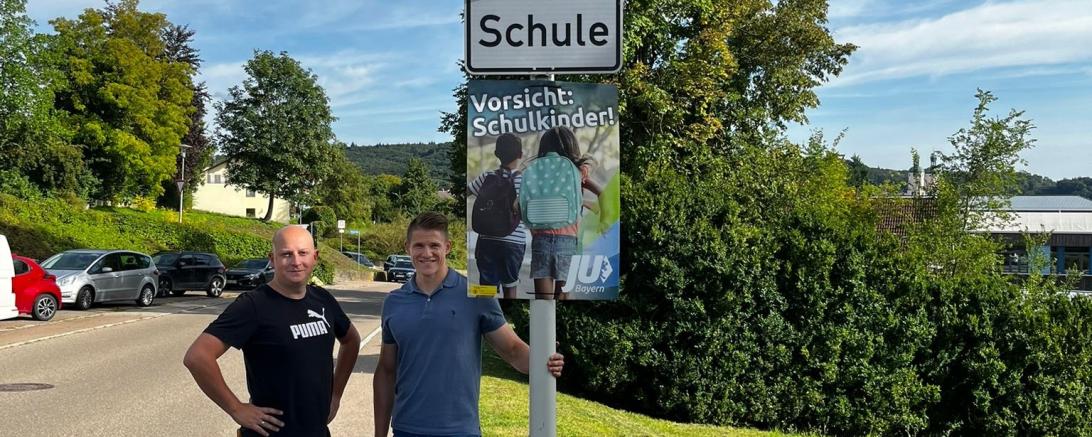 Mit Plakaten wollen Christoph Lettenbauer (l.) und Steffen Stark (r.) von der Jungen Union Wemding zum kommenden Schulanfang für mehr Rücksicht im Straßenverkehr werben