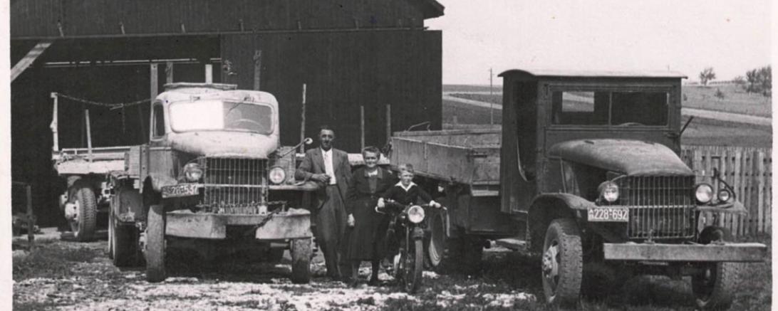 Familie Schwarzer vor der ersten Garage in Wallerstein.