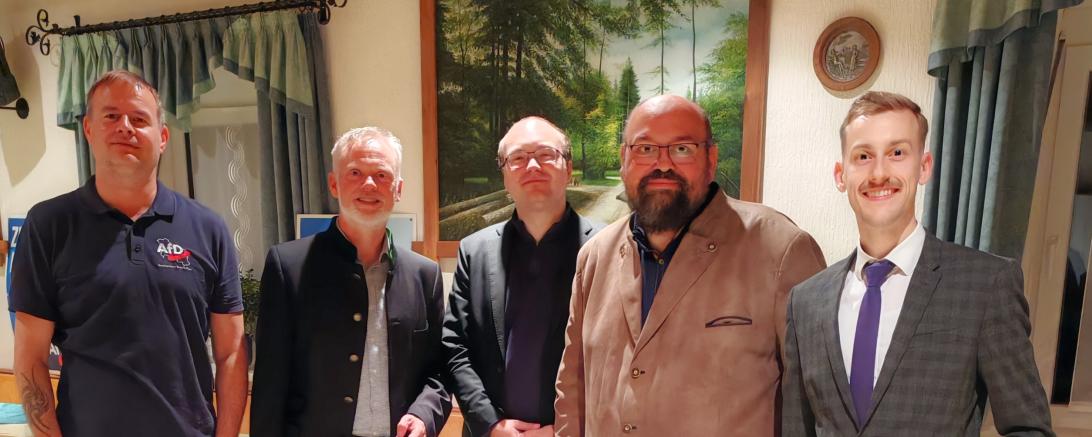 Auf dem Bild zu sehen (von links): Kreisvorsitzender Marco Fänger, MdL Ulrich Singer, Versammlungsleiter Pascal Pfannes, MdL Markus Striedl, Bezirksrat Elias Merkle.