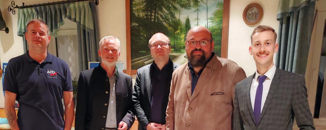Auf dem Bild zu sehen (von links): Kreisvorsitzender Marco Fänger, MdL Ulrich Singer, Versammlungsleiter Pascal Pfannes, MdL Markus Striedl, Bezirksrat Elias Merkle. 