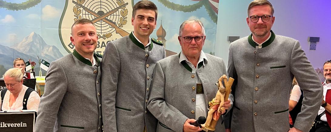 Übergabe des "Hl. Sebastian" an den Schirmherrn Helmut Schweihofer (v.l.n.r.: 1. Schützenmeister Mathias Uhl, 2. Schützenmeister Simon Lechner, Schirmherr Helmut Schweihofer und Festausschussvorsitzender Frederic Volz).