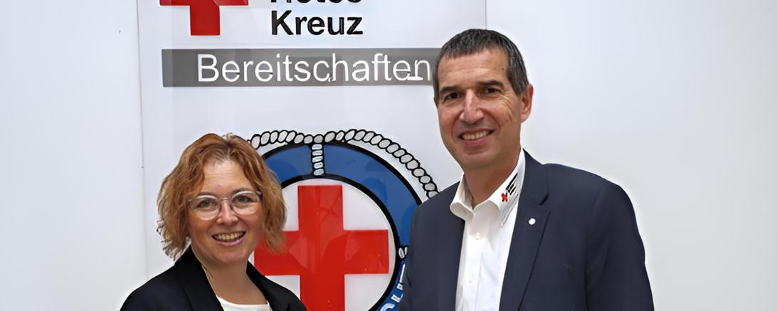 V.l.n.r.: Diana Bader (Leitung BRK-Tagespflege) und Arthur Lettenbauer (BRK-Kreisgeschäftsführer)