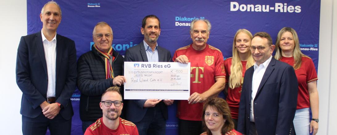  von links nach rechts: Christoph Schmid (MdB), Josef Lechner (kath. Pfarreiengemeinschaft), Manuel Grüneis, Johannes Beck (Geschäftsführer Donau-Ries Hospiz), Erhard Witt, Cornelia Beck, Barbara Peiker, Ulrich Lange (MdB), Renate Schneider