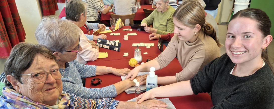 Engagierte Schülerinnen und Schüler der Liselotte-Nold-Schule Nördlingen gestalteten gemeinsam mit ihrer Lehrerin Annette Mack einen aktivierenden Nachmittag für Seniorinnen und Senioren in der Begegnungsstätte – mit Handmassagen, Spielen und viel Freude am Miteinander.