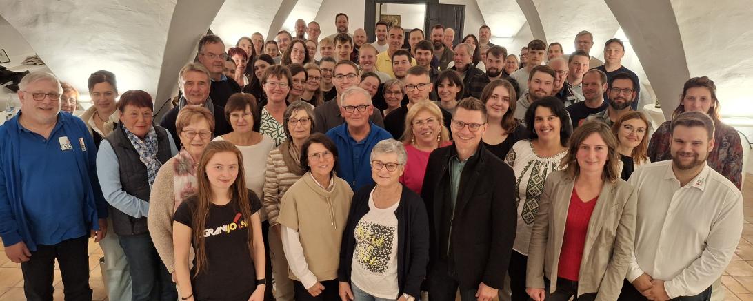 Oberbürgermeister David Wittner (Erste Reihe, 3. v. r.) bedankt sich gemeinsam mit Jugendsozialarbeiterin Nina Thorwart (Erste Reihe, 2. v. r.) bei den Veranstaltern und Ehrenamtlichen für ihr Engagement beim Sommerferienprogramm 2025 in Nördlingen.