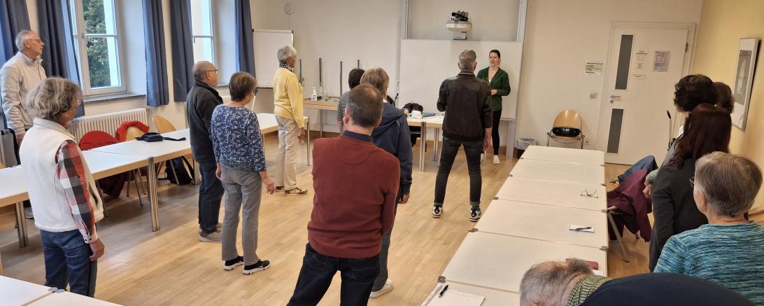 Mentaltrainerin Sarah Eckhof zeigte im Haus der Kultur spielerische Übungen für Konzentration und Gedächtnis – die Teilnehmenden waren begeistert bei der Sache.