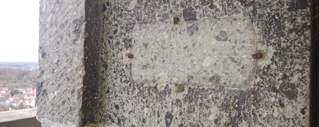 Die originale Tafel aus dem Spätmittelalter, die an einen historischen Moment der Stadtgeschichte erinnert, wurde zuletzt in den 1960er Jahren an Ort und Stelle gesehen. Seither fehlt von ihr jede Spur. Unglücklicherweise konnte bisher auch kein Foto der Tafel aufgefunden werden.