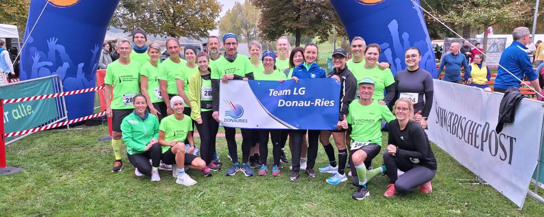 kurz vor dem Lauf im Start- und Zielbereich knieend von links, Daniela Gaag, Marie Gaag, Hans Niederhuber und Lena Sieber, dahinter stehend von links Bernhard Satzenhofer, Georg Eger, Sarah Langer, Georg Eberhardt, Carola Schmidt, Selina Graf, Peter Bühlmeier, Henning Breuer, Sonja Wurm, Simone Breuer, Jule Eberle, Monika Geiß, Regina Mayershofer, Sabrina Lawatschka, Paulo Nunes, Filipa Lopes und Ana Sofia Castro Nunes. 