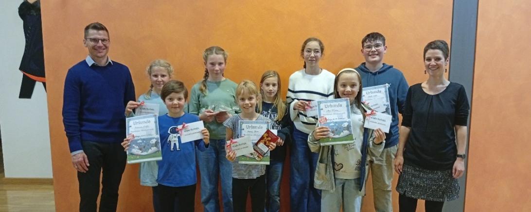 Die Preisträgerinnen und Preisträger mit Oberbürgermeister David Wittner (hinten, von links): Anna Linse, Nina Linse, Paulina Böckh, Greta Wundel, Jonah Leister; vorne (von links): Katharina Graßl, Hannah Keller, Anna Filatova und Kathrin Häffner (Leiterin Stadtbibliothek Nördlingen).