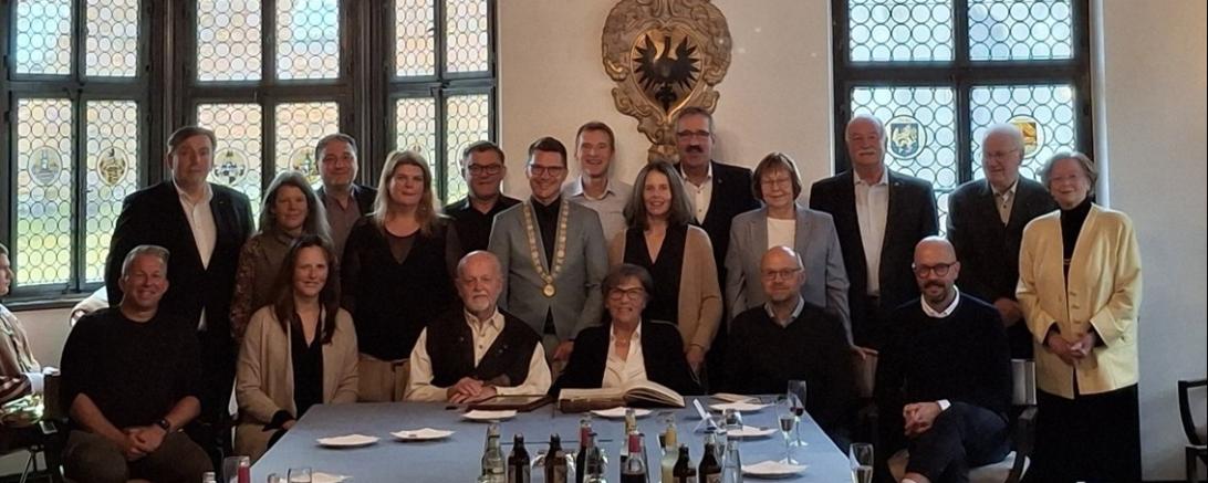 Bei einer Feierstunde im Rathaus überreichte Oberbürgermeister David Wittner den Ehrenbrief der Stadt Nördlingen an Elfriede Wagner – als Zeichen des Dankes für über 60 Jahre kulturelles Engagement.