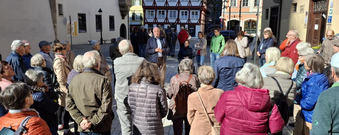 Mit persönlichen Erinnerungen und Anekdoten nahm Alt-OB Hermann Faul rund 45 Teilnehmerinnen und Teilnehmer mit auf eine besondere Zeitreise durch Nördlingen.