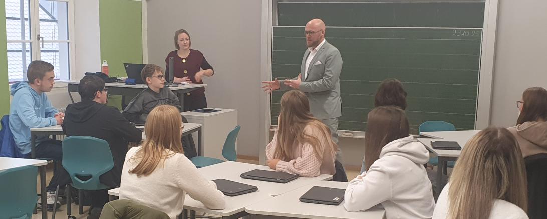 Digitalminister Dr. Fabian Mehring auf Klassenbesuch bei einer 9. Klasse der PWS Donauwörth.