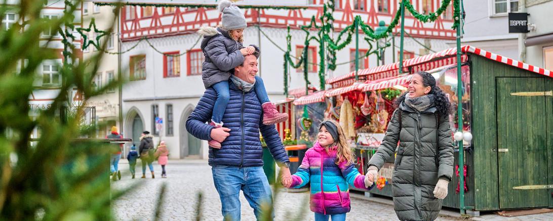 Eine Familie auf dem Weihnachtsmarkt 