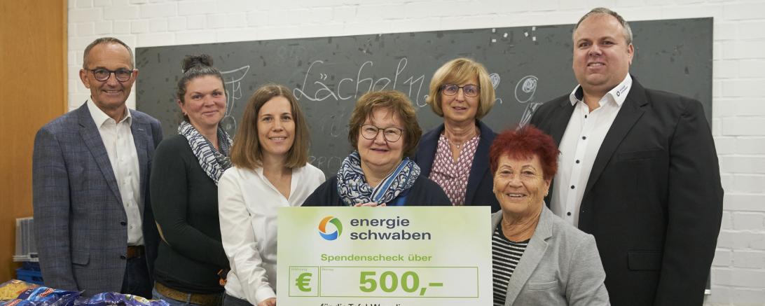 Stefanie Kneißl, Marketing und Unternehmenskommunikation energie schwaben, Daniel Weißenburger, Gewerbekundenberater energie schwaben, und Helmut Kaumeier, Kommunalkundenmanagement energie schwaben, übergaben die Spende offiziell im Haus St. Emmeram.