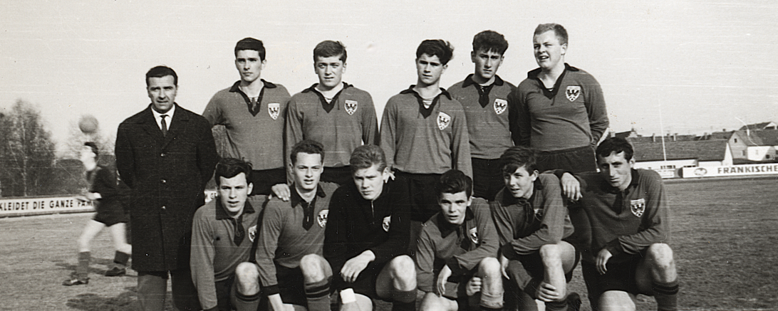 Gerd Müller (stehend, 3. von rechts) 1963 mit dem TSV Nördlingen bei einem Jugendturnier in Ansbach.