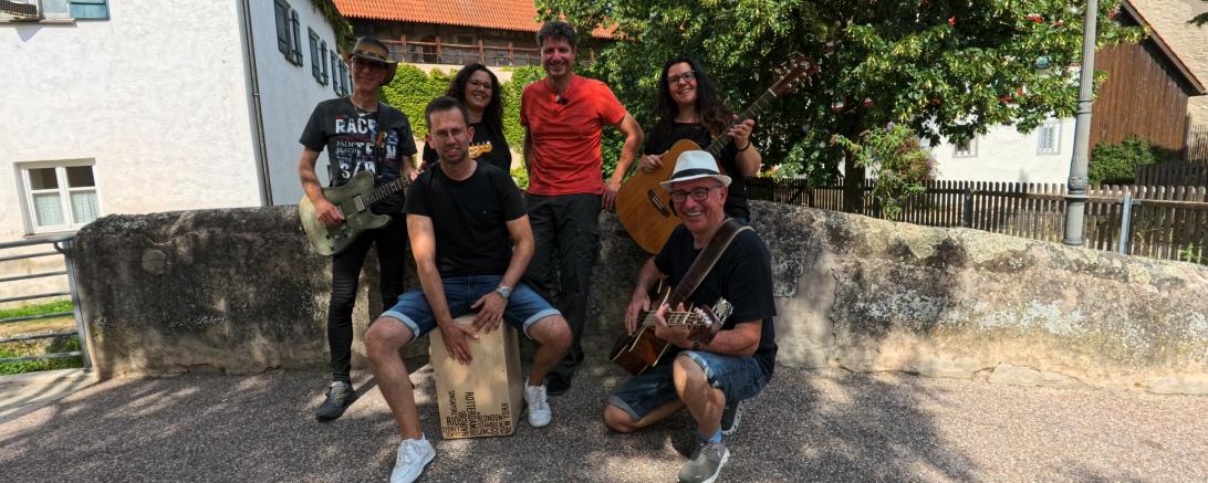 OB-Kandidat Udo Dreher (rotes T-Shirt) mit der Band Saitenschlag.