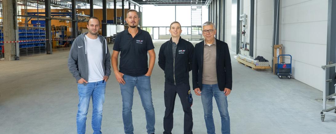 Das Bild zeigt (v.l.) Jonathan Krauß (Assistent der Betriebsleitung), Michael Jaumann (Betriebsleiter), Jonas  Mangold (Leiter Haustechnik) und Jürgen Lessmann (Geschäftsführer) von der Lessmann GmbH  begleiten die Erweiterung der Produktionsfläche. 