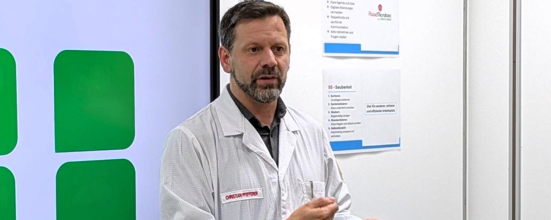 Christian Pfefferer (Vice President Operations, RoodMicrotec) stellte das Unternehmen und seine Dienstleistungen im Rahmen einer Betriebsbesichtigung „TCW on Tour“ vor. 