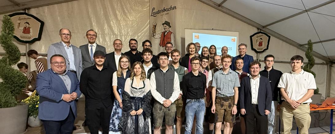 Stolz präsentieren sich die 16 Gesellinnen und Gesellen des Schreinerhandwerks mit  den Ehrengästen