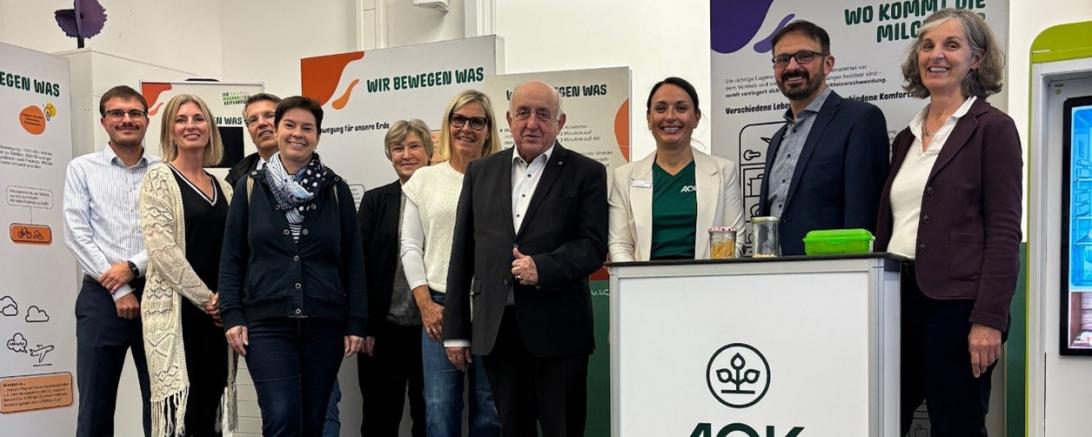 Elternbeirat, Konrektorin Sandra Lüftl (fünfte von rechts), Förderverein mit Gottfried Hänsel (vierter von rechts), AOK-Direktorin Michaela Kluger (dritte von rechts) und Bürgermeister Dr. Martin Drexler (zweiter von rechts) freuen sich über eine gelungene Veranstaltung