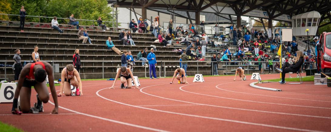 Start für die Staffeln über 4x100m der Weiblichen Jugend mit Pauline Roßmann auf Bahn 2