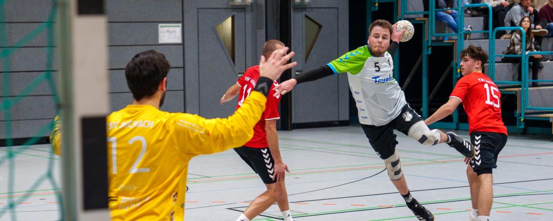 Mark Krebs (Nr. 5) zeigte erneut eine solide Leistung und erzielte ein Tor bei der Niederlage gegen den TSV Wertingen