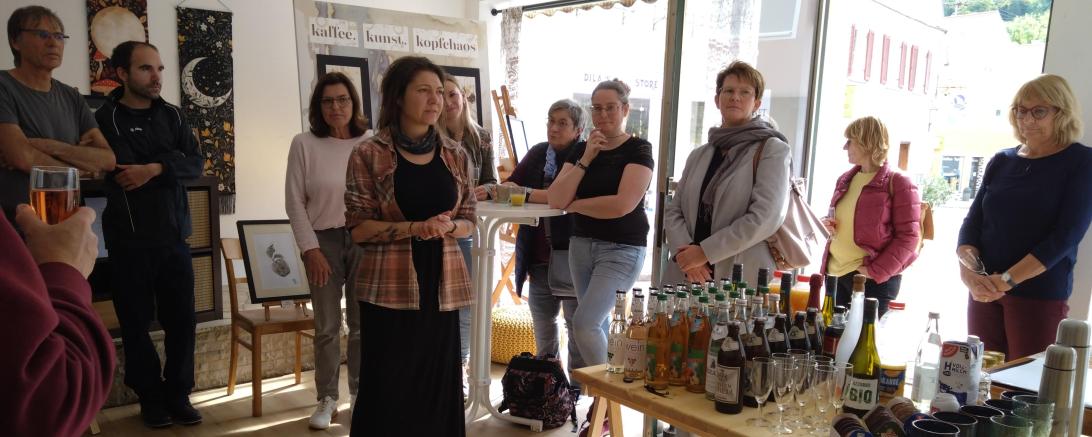 Malerin Franziska Groß bei ihrer Finissage in Harburg.