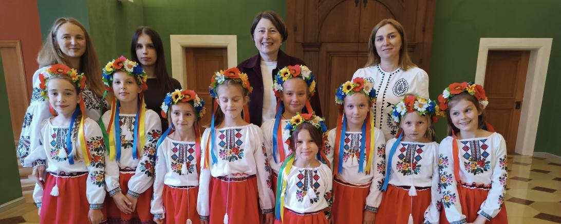 ukrainische Mädchen verzauberten mit traditionellen ukrainischen Tänzen