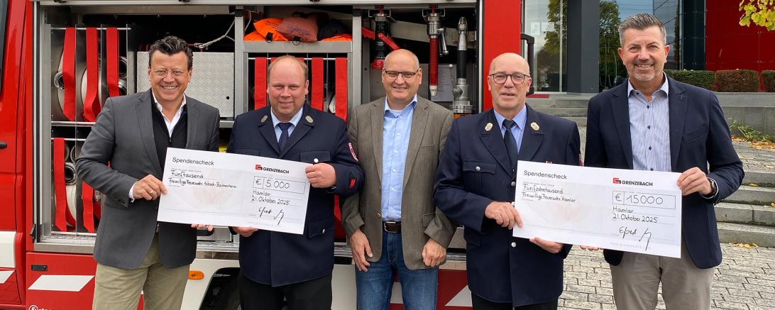 Die feierliche Übergabe der Spendenschecks fand am 21. Oktober am Standort Hamlar statt (v. l. Dr. Steven Althaus, Michael Schweizer, Martin Paninka, Christian Lix und Egbert Wenninger).
