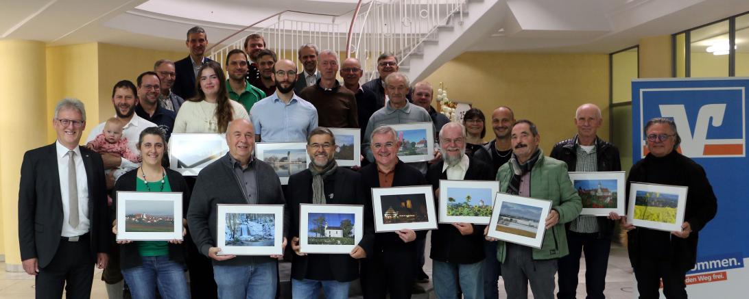 Vorstandsvorsitzender Bernhard Ströbele (links) mit den Siegerinnen und Siegern sowie den Vereinsvertretern bei der Siegerehrung zum Fotowettbewerb „Rieser Heimatkalender 2026“